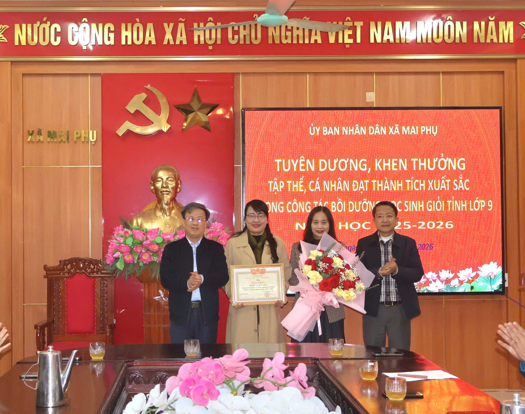 XÃ MAI PHỤ TRAO TẶNG GIẤY KHEN CỦA CHỦ TỊCH UBND XÃ CHO TRƯỜNG THCS MỸ CHÂU