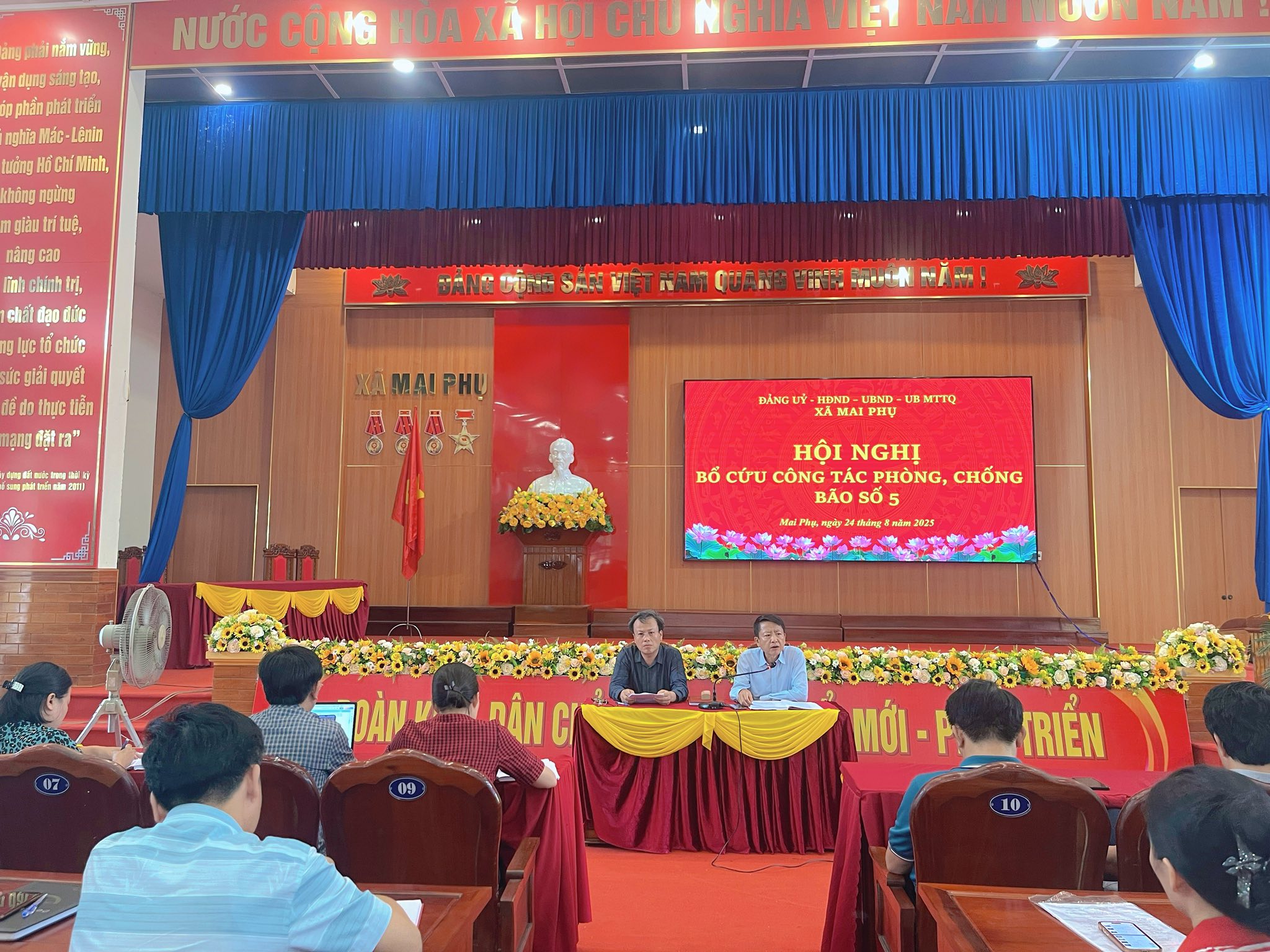 UBND xã họp triển khai công tác ứng phó bão số 5!
