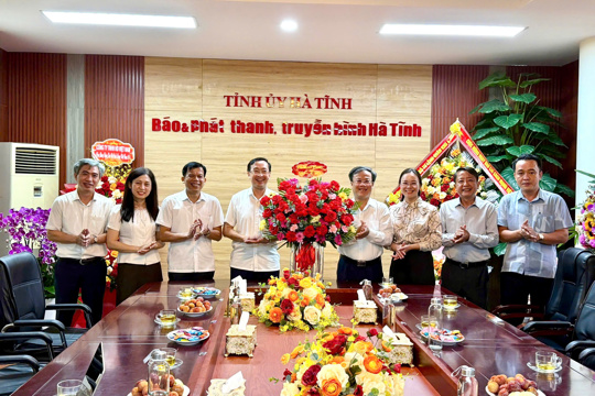 Lãnh đạo xã Mai Phụ chúc mừng ngày Báo chí cách mạng Việt Nam.