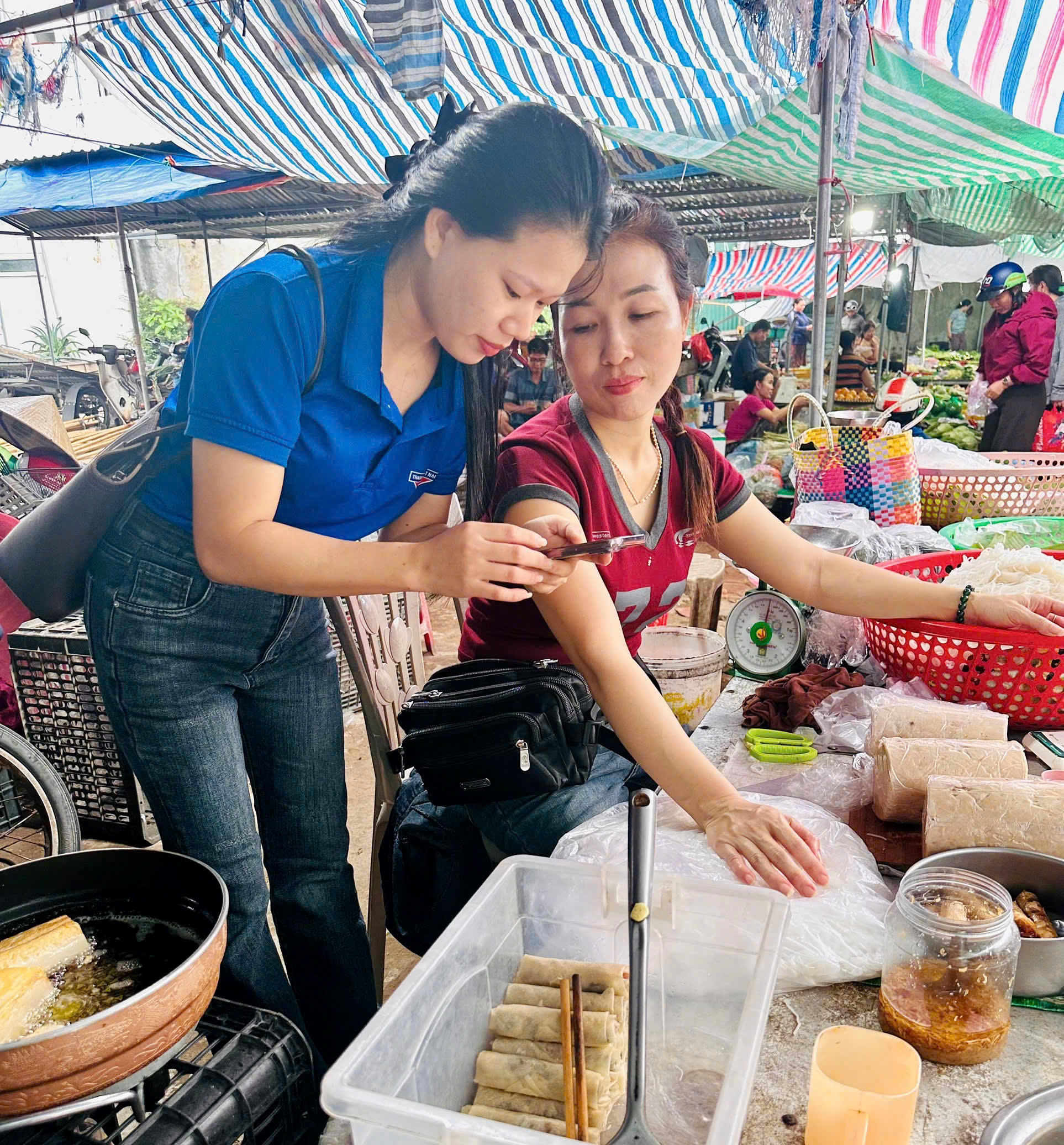 Hưởng ứng Ngày Chuyển đổi số quốc gia 10/10, hướng dẫn, hỗ trợ người dân cài đặt và sử dụng ứng dụng i-HaTinh