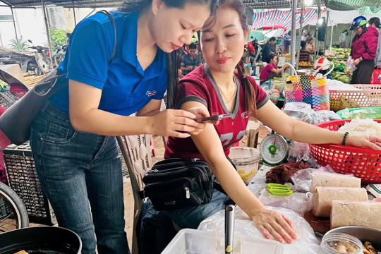 Hưởng ứng Ngày Chuyển đổi số quốc gia 10/10, hướng dẫn, hỗ trợ người dân cài đặt và sử dụng ứng dụng i-HaTinh  