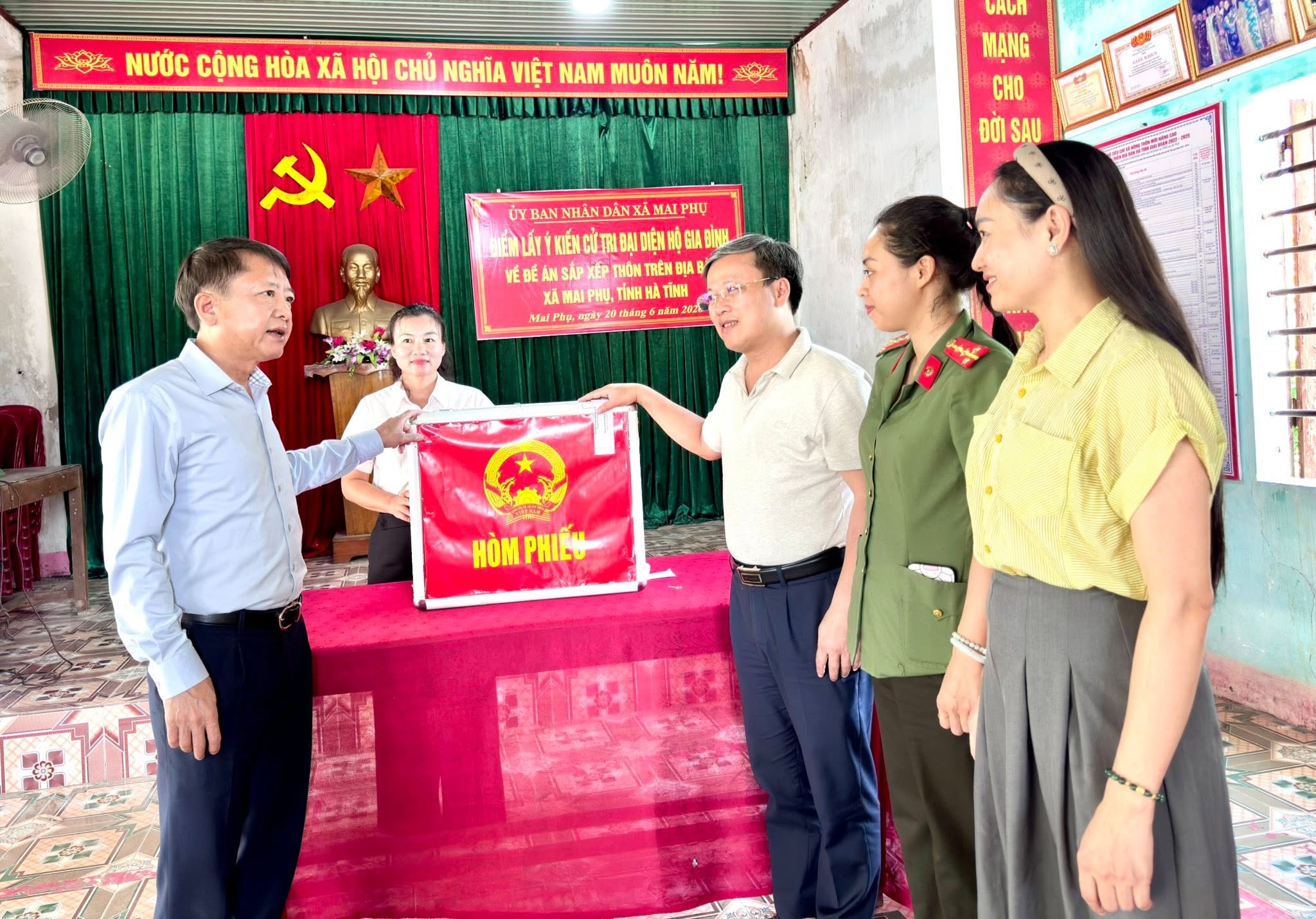 Lãnh đạo xã Mai Phụ kiểm tra việc thực hiện lấy ý kiến Nhân dân về phương án sáp nhập thôn trên địa bàn.