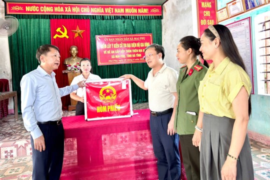 Lãnh đạo xã Mai Phụ kiểm tra việc thực hiện lấy ý kiến Nhân dân về phương án sáp nhập thôn trên địa bàn.