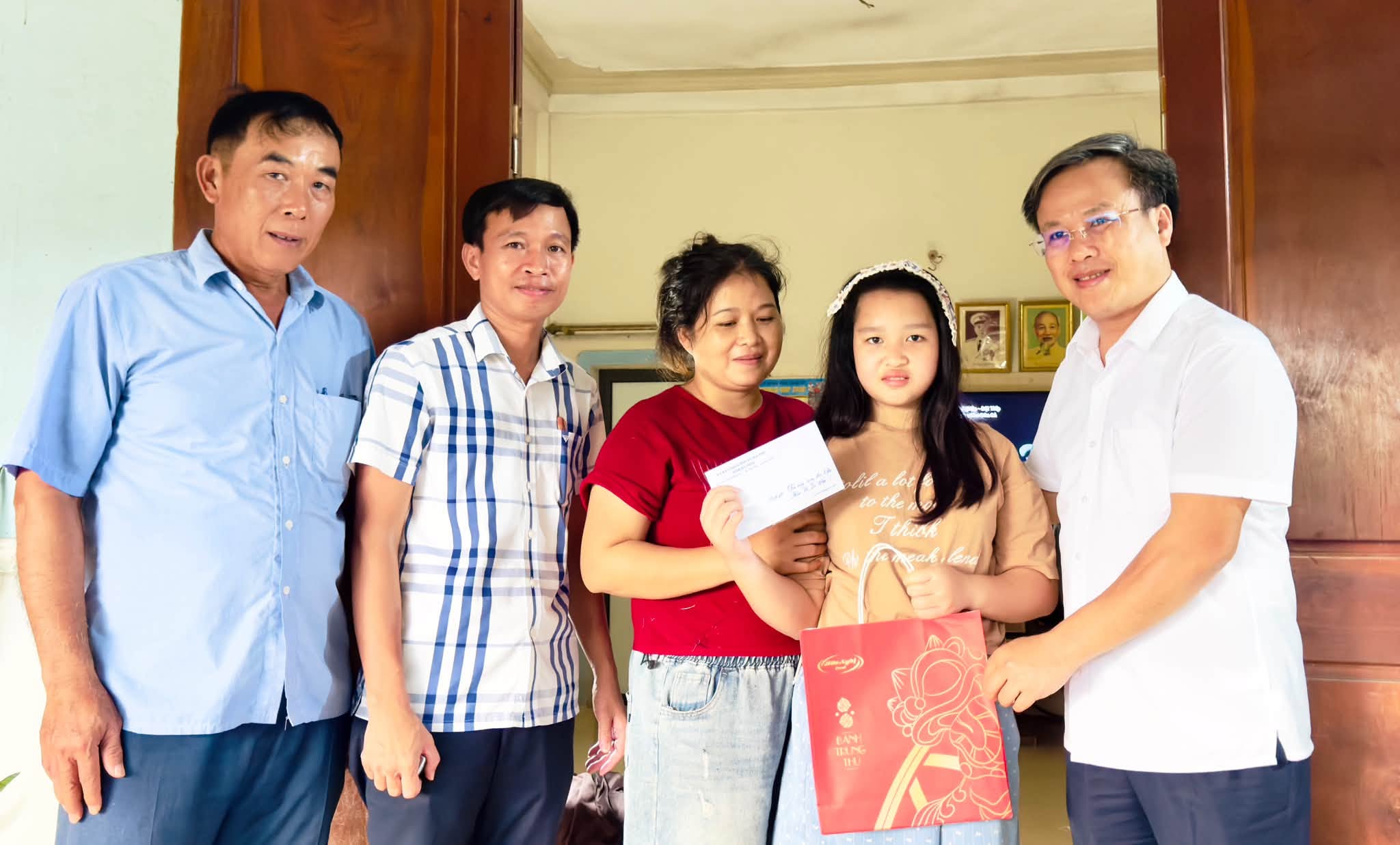 Đồng chí Bùi Quang Hiếu – Bí thư Đảng ủy, Chủ tịch HĐND xã Mai Phụ thăm, tặng quà cho các cháu thiếu nhi có hoàn cảnh đặc biệt khó khăn