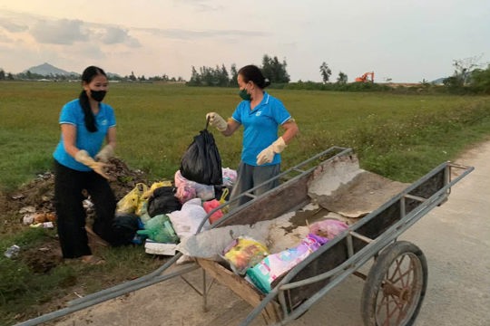Phụ nữ thôn Mai Lâm – Những việc làm thầm lặng góp phần xây dựng môi trường xanh – sạch – đẹp