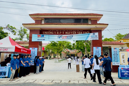 Hơn 900 thí sinh tại hai điểm thi Trường THPT Mai Thúc Loan và Trường THPT Nguyễn Văn Trỗi chính thức bước vào Kỳ thi tốt nghiệp THPT năm 2026.