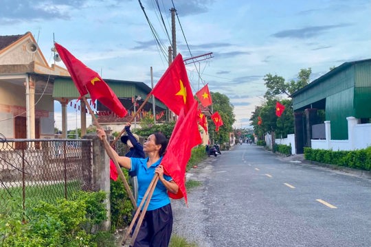 Thôn Gia Thiện rực rỡ sắc đỏ cờ hoa chào mừng kỷ niệm 81 năm Cách mạng Tháng Tám thành công và Quốc khánh 2/9