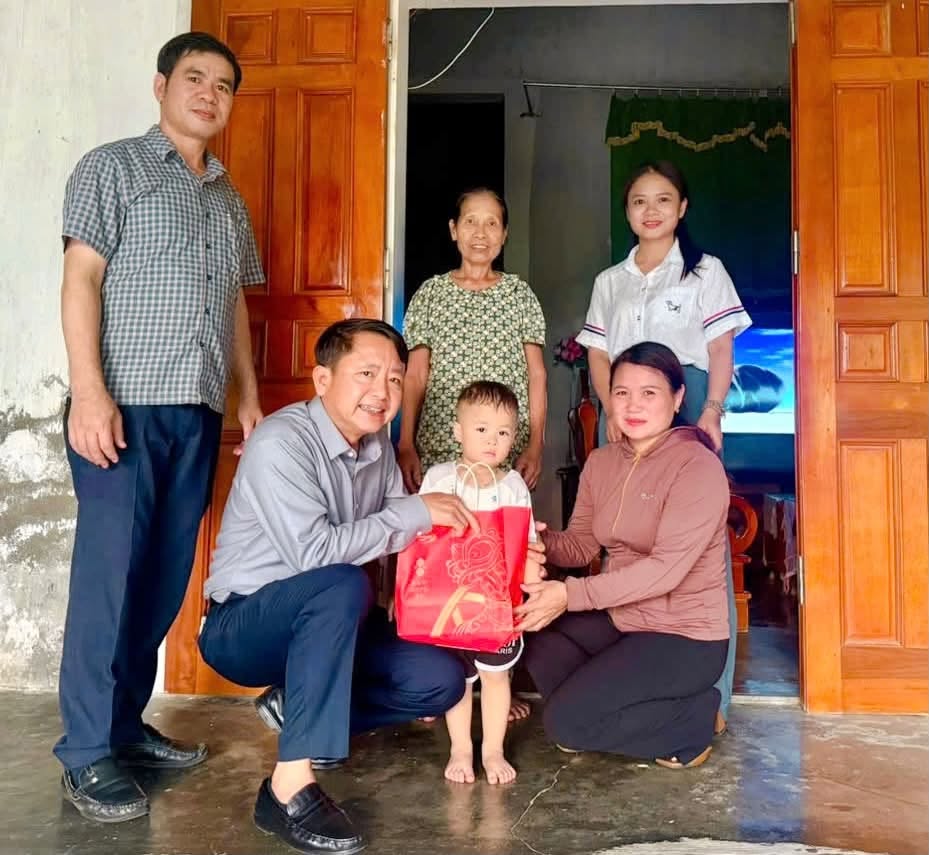 Chủ tịch UBND xã Mai Phụ tặng quà cho các em thiếu nhi có hoàn cảnh đặc biệt khó khăn