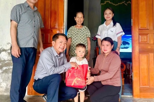 Chủ tịch UBND xã Mai Phụ tặng quà cho các em thiếu nhi có hoàn cảnh đặc biệt khó khăn 