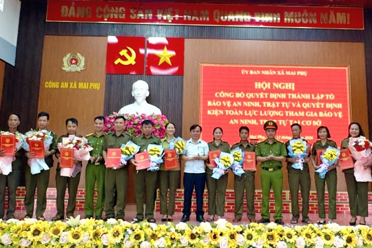 Hội nghị công bố quyết định thành lập tổ bảo vệ an ninh, trật tự và quyết định kiện toàn lực lượng tham gia bảo vệ an ninh, trật tự tại cơ sở.