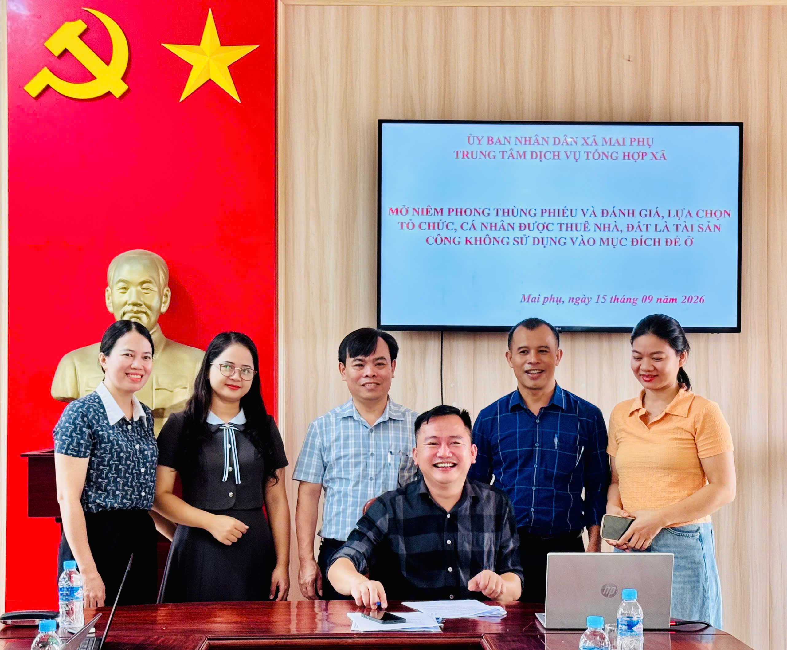 Trung tâm Dịch vụ tổng hợp xã Mai Phụ tổ chức mở niêm phong thùng phiếu trả giá theo phương thức chào giá cạnh tranh cho thuê tài sản công.