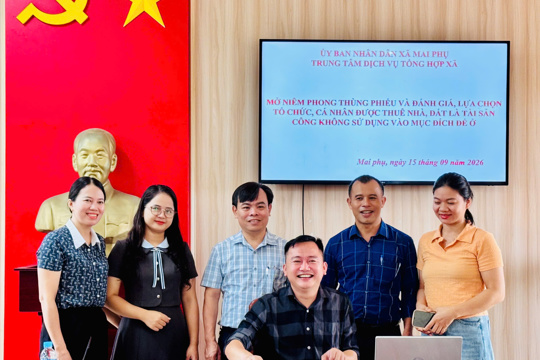 Trung tâm Dịch vụ tổng hợp xã Mai Phụ tổ chức mở niêm phong thùng phiếu trả giá theo phương thức chào giá cạnh tranh cho thuê tài sản công. 