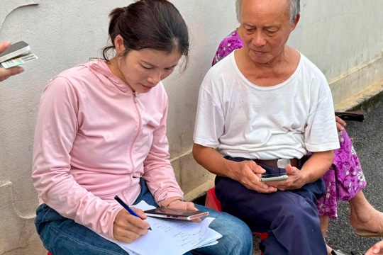 Thôn Gia Mỹ ra quân đợt cao điểm tuyên truyền, hướng dẫn cài đặt ứng dụng số và tích hợp giấy tờ trên VNeID