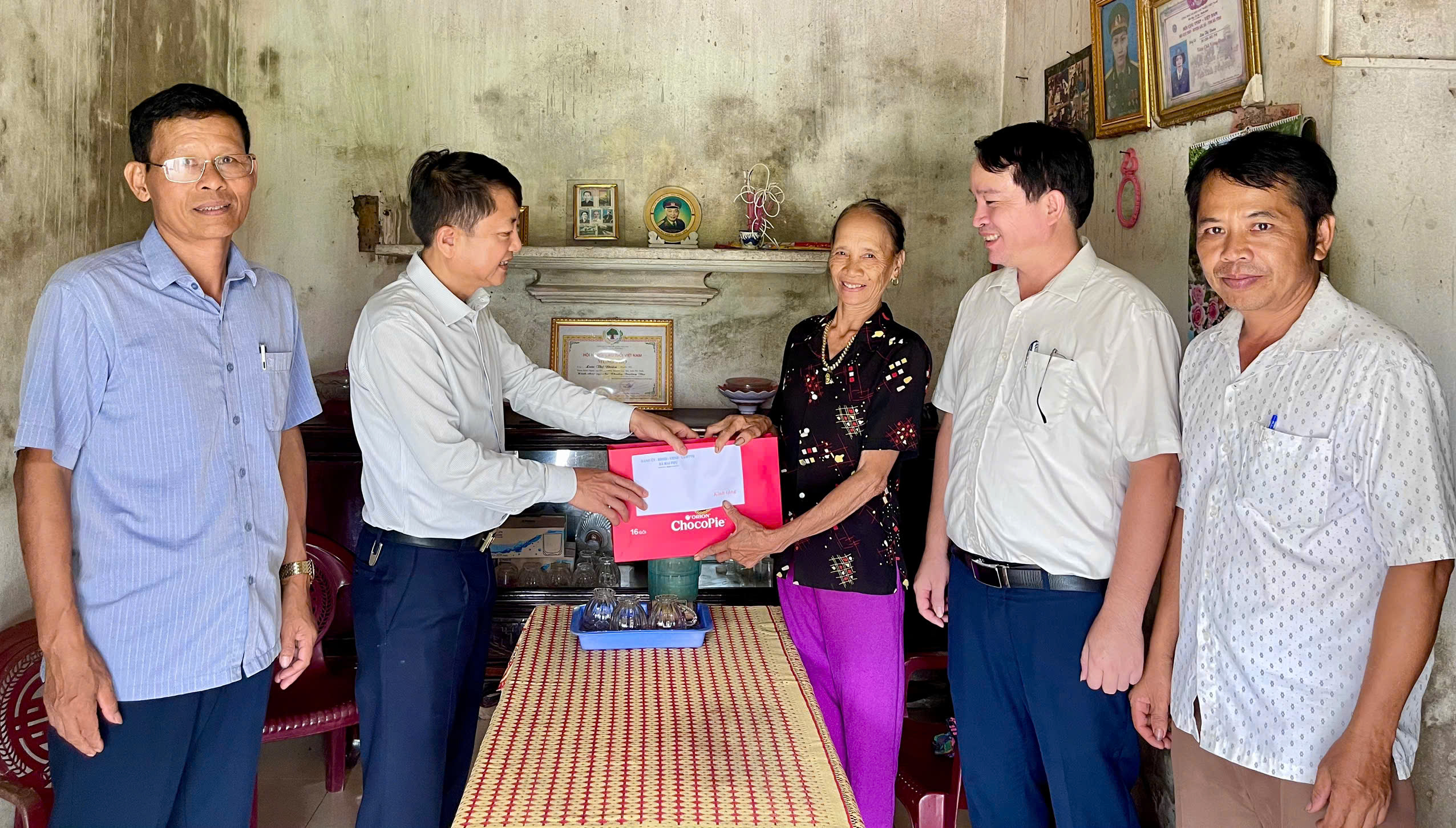 Nhân kỷ niệm 78 năm Ngày Thương binh - Liệt sĩ 27/7, các đồng chí lãnh đạo UBND xã Mai Phụ đã tổ chức đoàn thăm hỏi, tặng quà cho các gia đình chính sách trên địa bàn xã! 