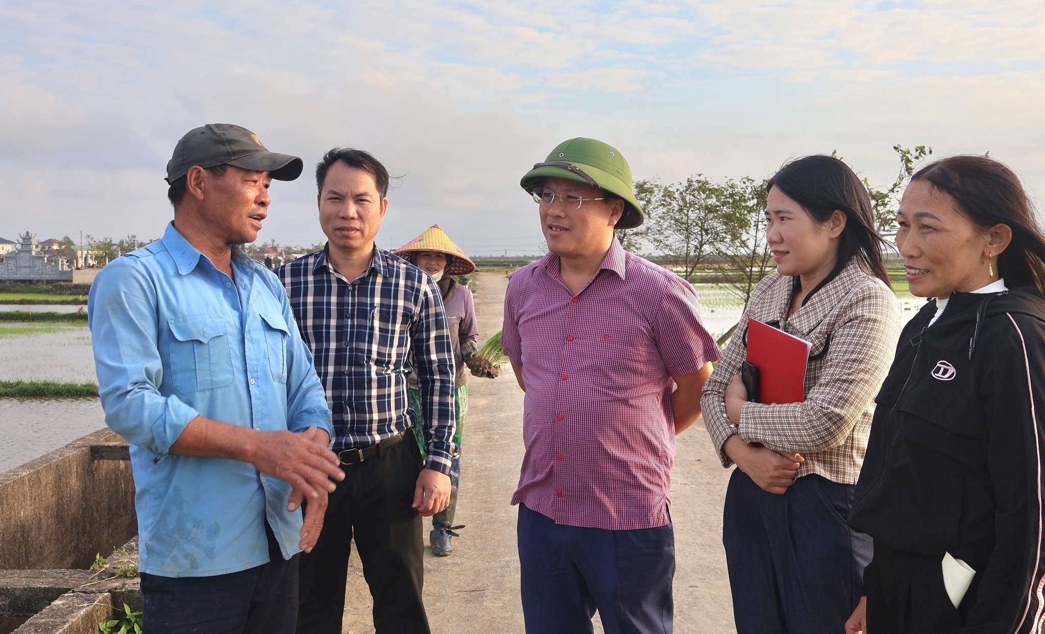 BÍ THƯ ĐẢNG ỦY XÃ MAI PHỤ BÙI QUANG HIẾU KIỂM TRA TÌNH HÌNH SẢN XUẤT VỤ XUÂN NĂM 2026 TRÊN ĐỊA BÀN 